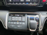 エアコンの操作パネルです。運転席と助手席のシートヒーターのスイッチもあります。