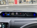 運転席正面に情報がまとまり、速度やシフト位置などを視線移動を抑えて確認しやすい配置です。表示が横長で、走行中も必要な情報を見つけやすい印象です。