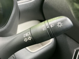 レバーには各種操作の表示がまとめられており、運転席から見やすい位置に配置されています。表示を確認しながら扱いやすく、運転中に必要な操作を手元で行える便利な装備です。