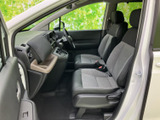 前席は身体を預けやすい形状で、運転席からの視界も広く感じられます。シートと足元は落ち着いた色合いでまとまり、乗る方を選ばず使いやすい室内空間です。