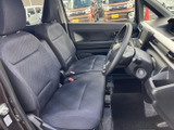 前席は座面と背もたれにゆとりを感じる形状で、運転席から前方やサイドの確認がしやすいレイアウト。落ち着いた色合いで、日常使いにも馴染みます。