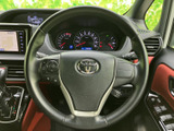 手元で扱えるスイッチを備え、運転姿勢を大きく変えずに各種機能へアクセスしやすい仕様です。メーターやナビも視界に収まり、日常の運転を支えます。