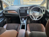 運転席まわりの全体です。助手席の前には木目調のパネルが入っています。