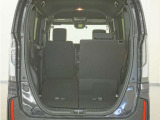2列目シートは左右独立で倒すことができます。3人乗車状態でより多くの荷物を積むことができます。