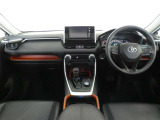 運転席・助手席を入れたインストルメントパネル全体画像です。