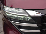 マルチリフレクタータイプのLEDヘッドライト(ハイ/ロービーム)、遠くまで明るく照らし夜間の安全運転をサポートします。