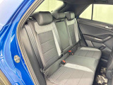 安全性と快適性を追求した、少し硬めのシート。 これは長時間の運転や渋滞などの状況でも、身体の疲労度が少ないことを求めたものです。