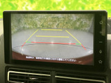 後方の映像と目安線を画面で確認でき、駐車時の後方確認をサポートします。周囲の状況を確かめながら操作できるため、車庫入れや狭い場所での駐車に便利です。
