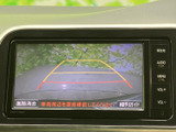 後方の映像にガイド線が重ねて表示され、駐車時に車両周辺を確認する際に役立ちます。画面上の案内を見ながら、周囲の状況にも注意して操作いただけます。