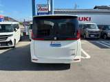 リヤバンパーに内蔵された音波センサーで後方の障害物を検知。駐車場などでのうっかり事故を予防します。