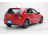 【リヤ】使い勝手の良いハッチバックスタイル!リヤのVWエンブレムは、バックカメラを内蔵しハッチバックを開け閉めする際の取っ手にもなります。