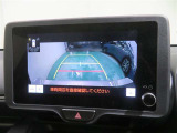 車両後方の映像を映すバックモニター。進路を確認しながら安全に車庫入れできます。