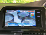テレビ番組を画面で視聴でき、停車中の待ち時間などに活用できます。表示が大きく内容を確認しやすいため、車内で過ごす時間に映像を楽しみたい方にも便利な装備です。
