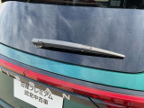 間けつ式のリヤワイパーを装備しています。