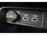 USBオーディオ用ソケットがついていますので携帯電話などを接続すれば音楽等の再生が可能です!充電用ソケットもございます!