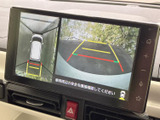 車両周辺と後方の様子を画面で確認でき、駐車時の位置合わせをサポートします。目安となるガイド線も表示されるため、周囲に気を配りながら落ち着いて操作できます。