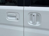 スイッチひとつでスライドドアは自動解錠&自動オープン。荷物で両手がふさがって いても、携帯リモコンを取り出すことなく、スマートに操作できるワンアクションパワースライドドア (後席左)