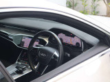 内装はシンプルに使い勝手を考え作られています。お車を運転する感覚をダイレクトに体感して頂けます。室内も広くロングドライブにも快適にお過ごしいただけます。