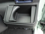 カップホルダーは運転席や助手席からちょうど手の届く位置です!!