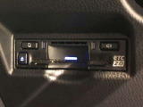 【ETC2.0装着車】カーナビと連携させることで全国の「ITSスポット」と双方向通信し渋滞を回避するルートを案内します。情報配信を受けるたびに最速のルートを再検索。料金所もストレスなく通過できます。