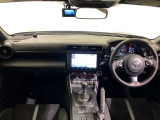 シンプルながら機能性あふれる運転席廻りです。視界性もよく、運転しやすいですよ。