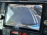 後方の様子を画面で確認できるため、駐車時や狭い場所での後退をサポートします。目視とあわせて車両周辺の状況を把握しやすく、駐車に不慣れな方にも心強い装備です。