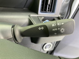 レバー上の表示が見やすく、操作内容を確認しやすい配置です。運転中に手元で扱いやすい位置にあり、日常の運転で使う操作をスムーズに行えるよう配慮されています。