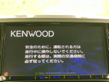 大きく見やすい画面を備えたナビ・オーディオで、目的地設定や音楽選びを行いやすい構成です。視線を向けた際に表示を確認しやすく、日々の移動をサポートします。