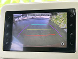 後方の映像に目安線が表示され、駐車時に周囲との距離や進行方向を確認する際に役立ちます。車庫入れや狭い場所での切り返しなど、後退時の安全確認をサポートする便利な装備です。