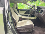 明るい色合いのシートと落ち着いた配色が、運転席まわりに穏やかな雰囲気をもたらします。座面や背もたれにゆとりが感じられ、乗り降りの際にも室内を見渡しやすい空間です。