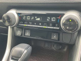 【オートエアコン】 車内快適♪ご希望の温度に設定すれば風向きや風量を自動で調整してくれますよ!