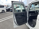 開口部が大きく、乗り降りの際に運転席や前方の様子を確認しやすい構成です。ドア内側には肘掛けと収納スペースが備わり、日常使いの小物を置く場所にも便利。落ち着いた色合いで、室内全体との統一感があります。