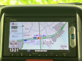 道路や周辺施設の位置関係が画面に表示され、目的地までの道順を確認する際に便利です。現在地や時刻も把握しやすく、慣れない場所へのお出かけでも心強い装備です。