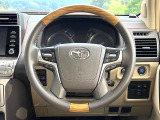 インテリアに合わせたデザインのステアリングは、運転される方のことも考え、運転しやすい形状、大きさです。是非一度、実際に触ってお確かめください。