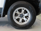 純正のアルミホイール装着車です。タイヤサイズは265/70R17です。