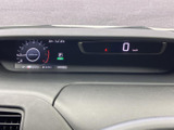 速度や車両の情報を運転席前方のメーターで確認でき、必要な表示に目を向けやすいレイアウトです。視線の移動を抑えながら走行に必要な情報を把握でき、日々の運転を支えます。