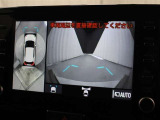 車両周辺を真上から見たような広範囲の映像を表示し、安全運転をサポートする「パノラミックビューモニター」を装備しています。