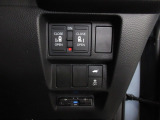両側電動スライドドア。荷物で手が塞がる時でも簡単にドアの開閉が出来ます。何より力いらずで開閉OK。女性やお年寄りにも優しい。電動機能はOFFにもできますから元気なお子様の駆け出しも安心。