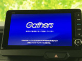 画面と本体のボタンがまとまり、ホームやオーディオなどの項目を選びやすいレイアウトです。停車中に必要なメニューを確認しやすく、日々の移動で使うナビや音楽の操作にも役立ちます。