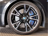 BMWの純正アロイホイールは軽量かつ強度にも優れているホイールで走行性能を引き上げる設計になっております。足元にもBMWは妥協がなくこだわっている個所になります。