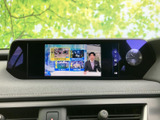 停車中に楽しめるTV機能で、待ち時間を有効活用。ニュースや番組をチェックしながら、リラックスした時間を過ごせます。移動中の楽しさが広がります。