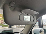 バニティミラー付きサンバイザーを運転席/助手席に装備。