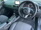 【運転席】座り心地が良いシートなので長時間の運転でも快適にお過ごしいただけます。新品のフロアマットのご注文も可能です。掲載箇所以外にご希望の写真がございましたらお気軽にお問い合わせ下さい。