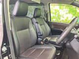 運転席と助手席はゆったりとした座面で、落ち着いて過ごせる空間です。前方や側方の視界も確保しやすく、乗り降りの際にも室内の様子を確認しやすいレイアウトです。