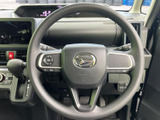 左右のスポークにスイッチが配置され、運転姿勢を保ったまま手元で操作しやすい仕様です。握りやすい形状と見渡しやすい配置で、毎日の運転を快適に支えます。