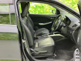 運転席まわりは前方を見渡しやすく、シートに腰掛けた際も視界が広がります。黒を基調とした落ち着いた室内で、座席や足元もすっきりとまとまっています。