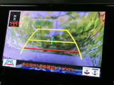 車両後方の映像にガイド線が表示され、駐車時に周囲や進路を確認する目安として活用できます。画面上で距離感をつかみやすく、バックでの駐車をサポートしてくれる装備です。