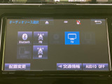 BluetoothやFM・AM、テレビなど、画面からオーディオソースを選べる仕様です。使いたい音源を選びやすく、日々の移動中も好みに合わせて音楽やラジオを楽しめます。