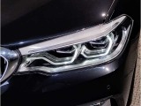 BMWの伝統の丸目4灯ヘッドライトでございます。LEDライトで視認性もよく明るく安全性の向上につながります。