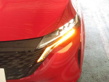 左ヘッドランプ画像です。LEDヘッドランプです。ハロゲンヘッドランプの約2倍の光量でより明るく遠くを照らし、夜間走行時の視認性を高めるとともに長寿命や省電力も魅力です。